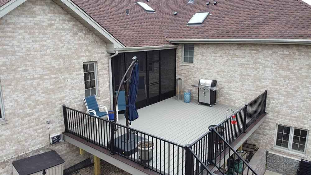 deck with screen room